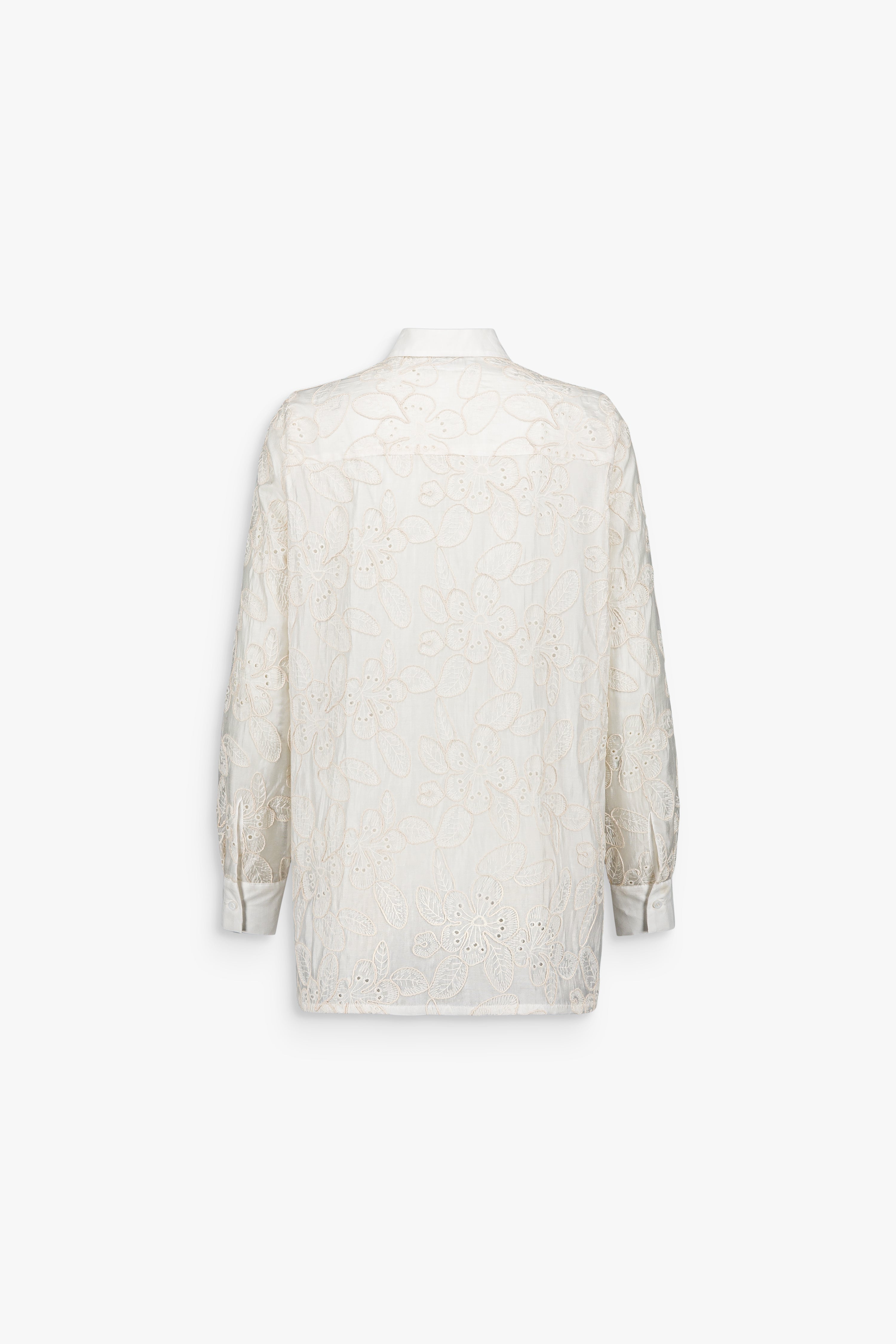 Chemise blanc cassé à motif floral texturé, silhouette droite et boutonnage sur le devant.