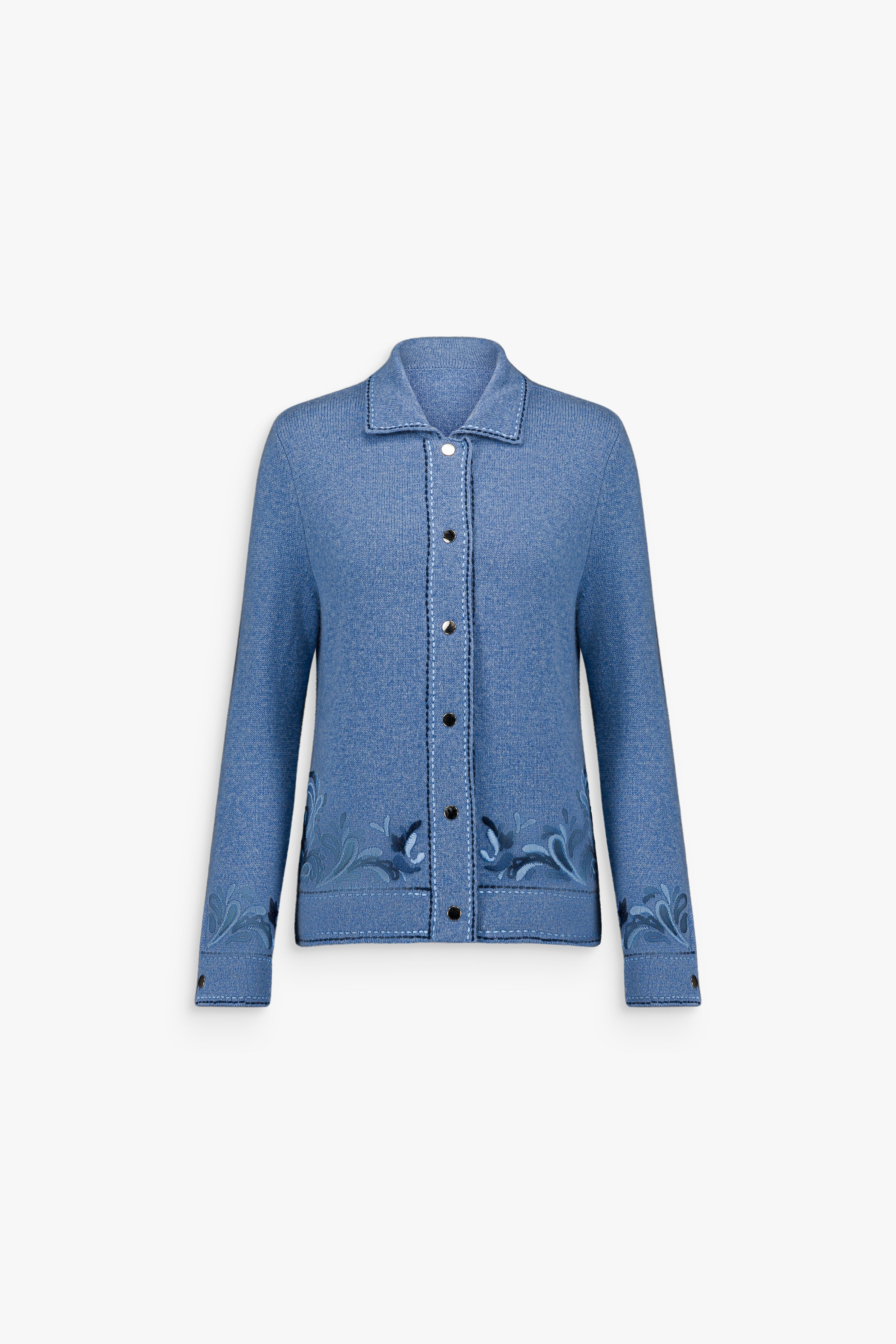 Gilet en maille fine bleu denim avec broderies décoratives et fermeture par boutons pression.