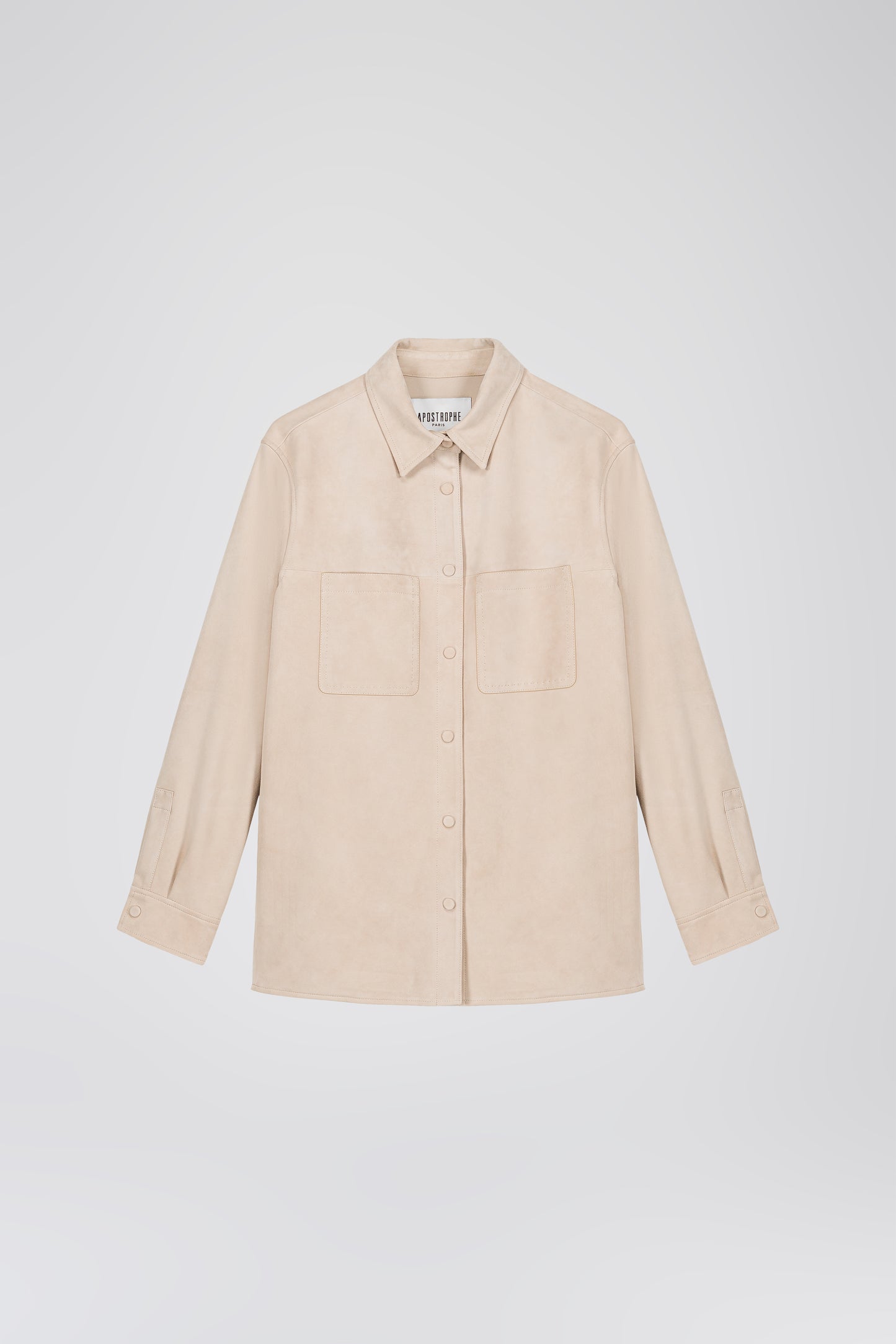 Surchemise beige clair en daim souple avec poches poitrine et boutons pression, pour un look structuré et élégant.