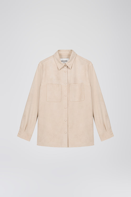 Surchemise beige clair en daim souple avec poches poitrine et boutons pression, pour un look structuré et élégant.