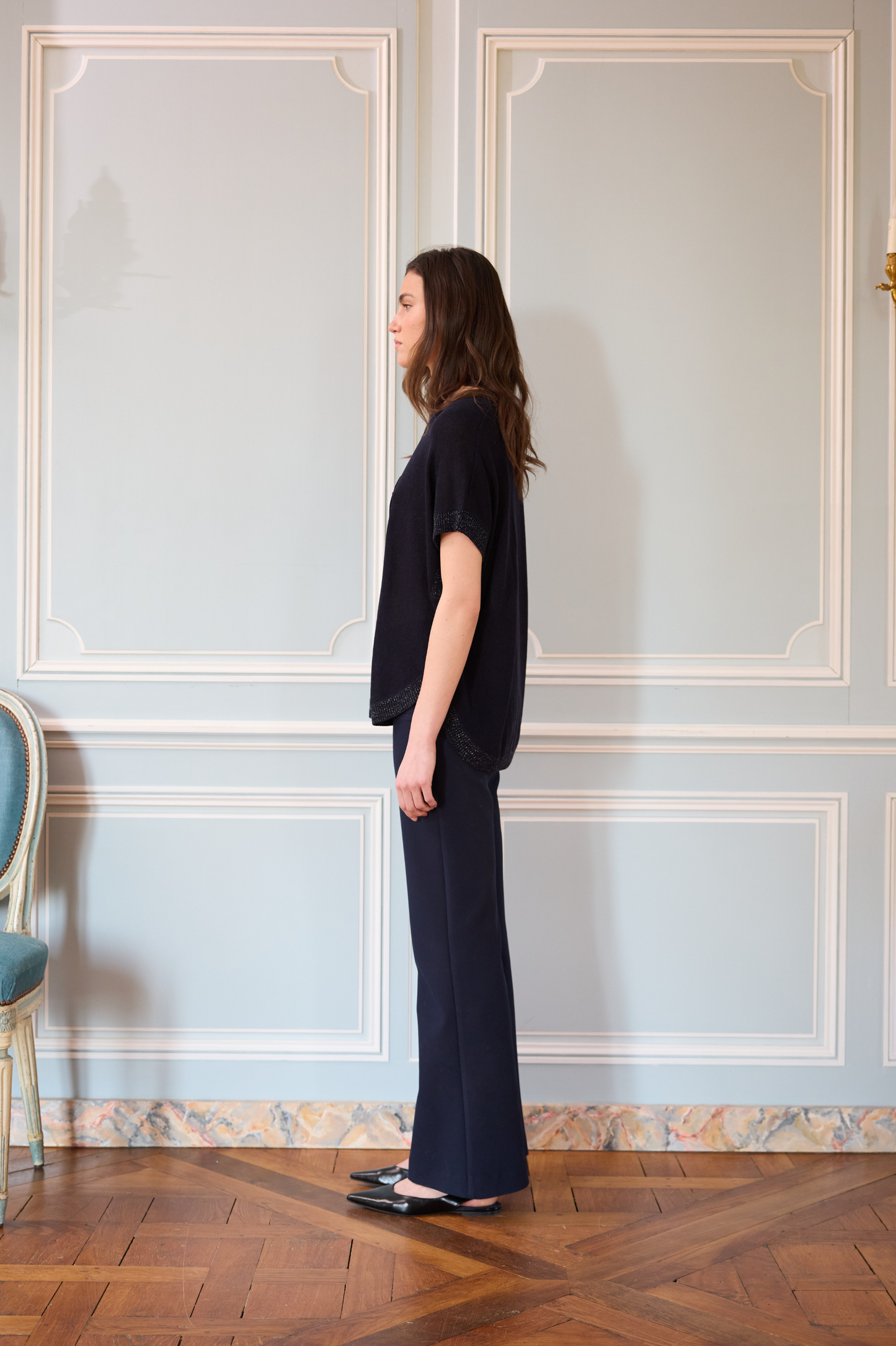 Top femme bleu marine à coupe ample avec broderies florales et col rond.