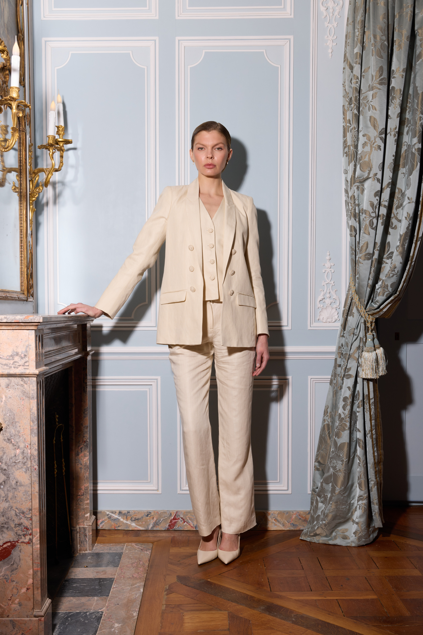 Veste jaune clair en lin mélangé à coupe droite, texture mate et col tailleur pour une silhouette structurée et légère.