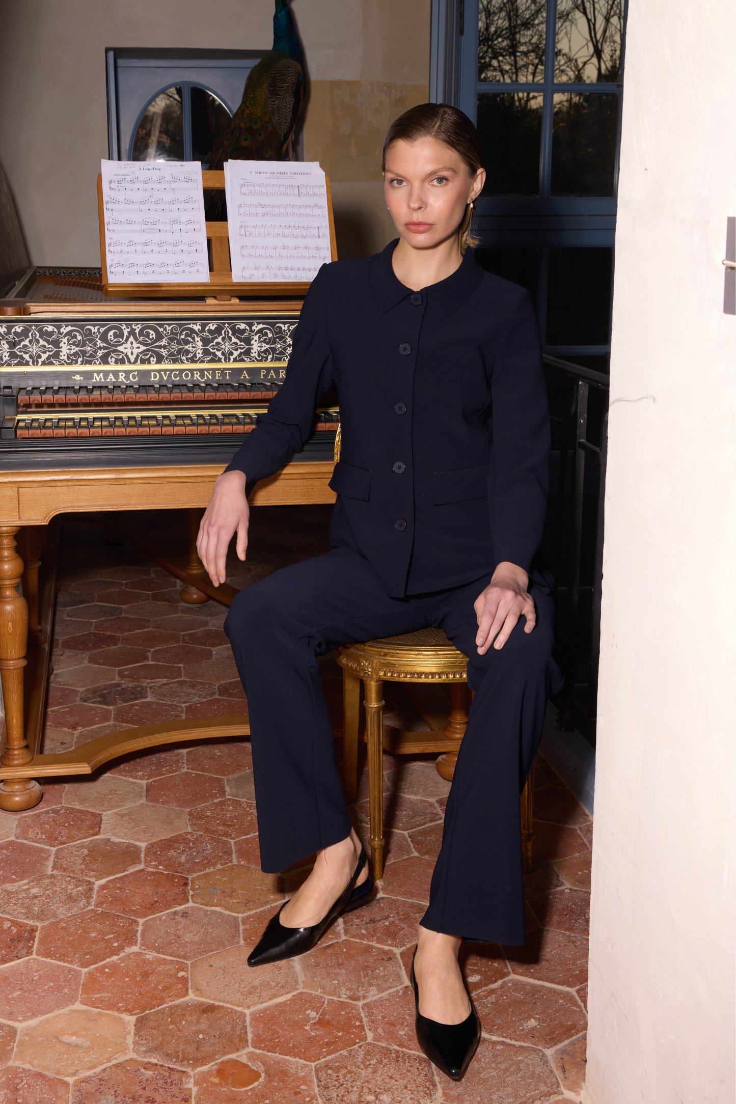 Veste marine à ligne droite avec poches plaquées et boutonnage apparent d’inspiration utilitaire.