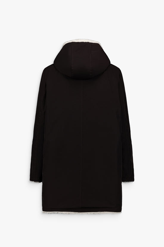 Manteau réversible noir ébène, fourrure veloutée d’un côté, matière souple de l’autre, détails bijoux et poches côtés.
