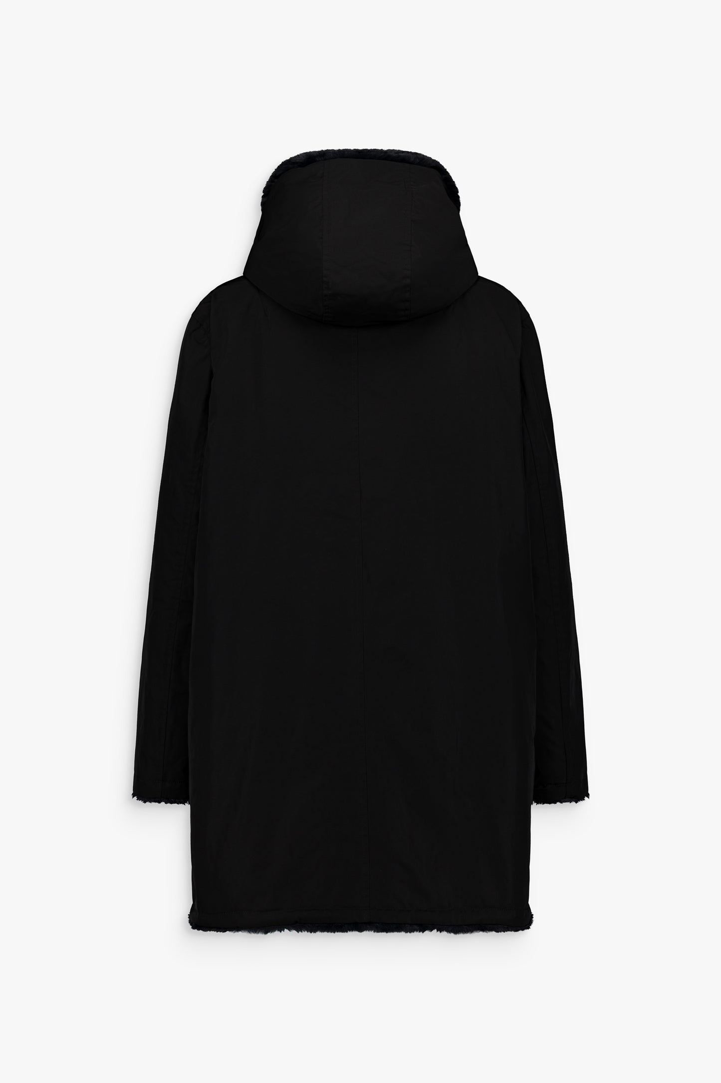 Manteau ébène avec fourrure bleu nuit d’un côté et matière lisse de l’autre, coupe droite et cordons bijoux.