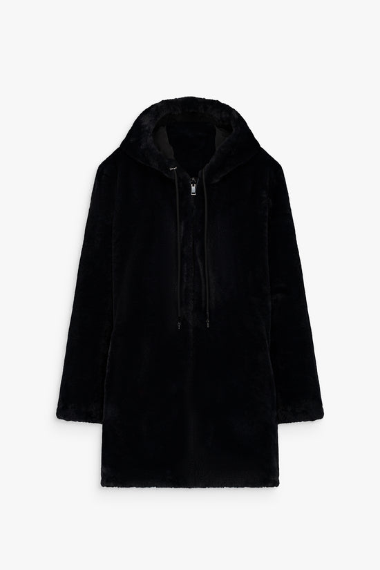 Manteau long noir, réversible, fourrure veloutée bleu nuit et face lisse résistante à l’humidité.