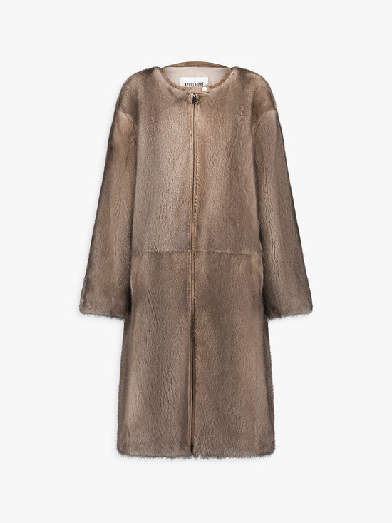 Ample et mi-long, ce manteau en fourrure de vison taupe moyen .