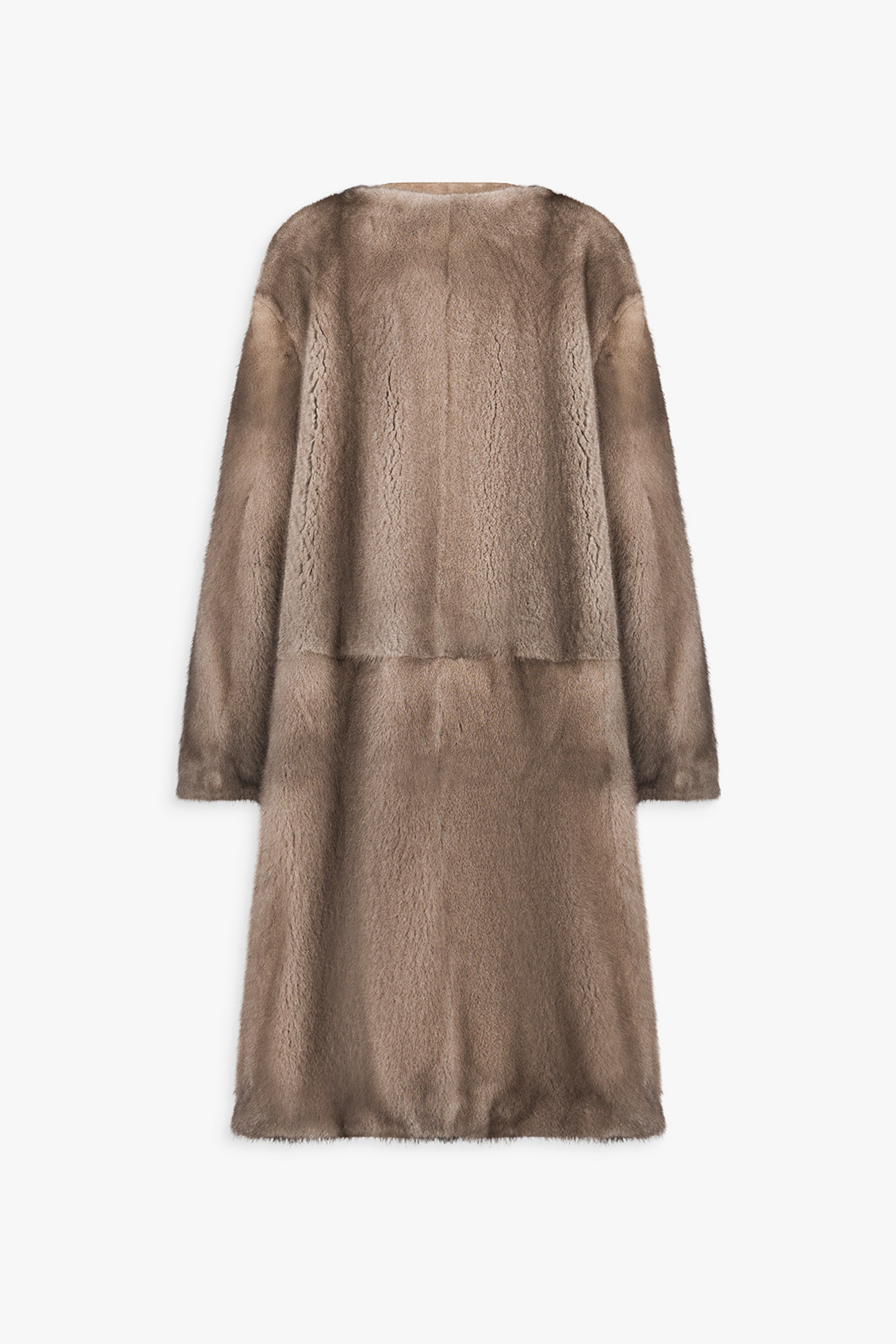Ample et mi-long, ce manteau en fourrure de vison taupe moyen .