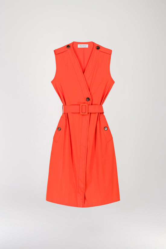 Robe trench col V corail, avec une coupe droite ajustée par une ceinture. Elle dispose de boutons en corne, d'une ceinture avec ardillon ton sur ton et de poches passepoilées, alliant style et praticité.