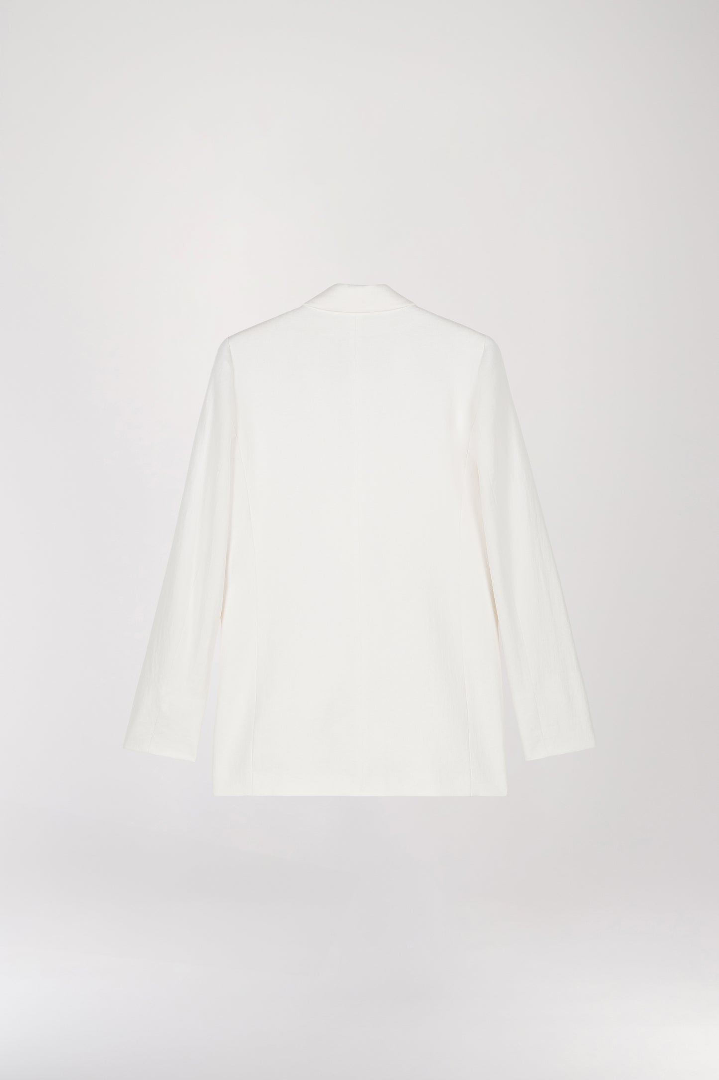 Veste de tailleur en lin blanc, avec col tailleur seyant, double boutonnage cintré et poches à rabat ornées d’une poche passepoilée pour une touche élégante. Son tissu en lin assure un confort inégalé, idéal pour une tenue de bureau sophistiquée.