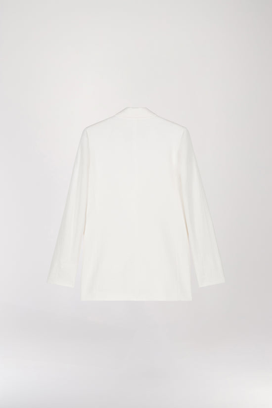 Veste de tailleur en lin blanc, avec col tailleur seyant, double boutonnage cintré et poches à rabat ornées d’une poche passepoilée pour une touche élégante. Son tissu en lin assure un confort inégalé, idéal pour une tenue de bureau sophistiquée.