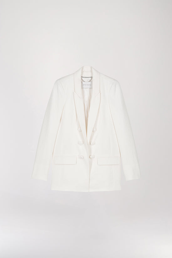 Veste de tailleur en lin blanc, avec col tailleur seyant, double boutonnage cintré et poches à rabat ornées d’une poche passepoilée pour une touche élégante. Son tissu en lin assure un confort inégalé, idéal pour une tenue de bureau sophistiquée.