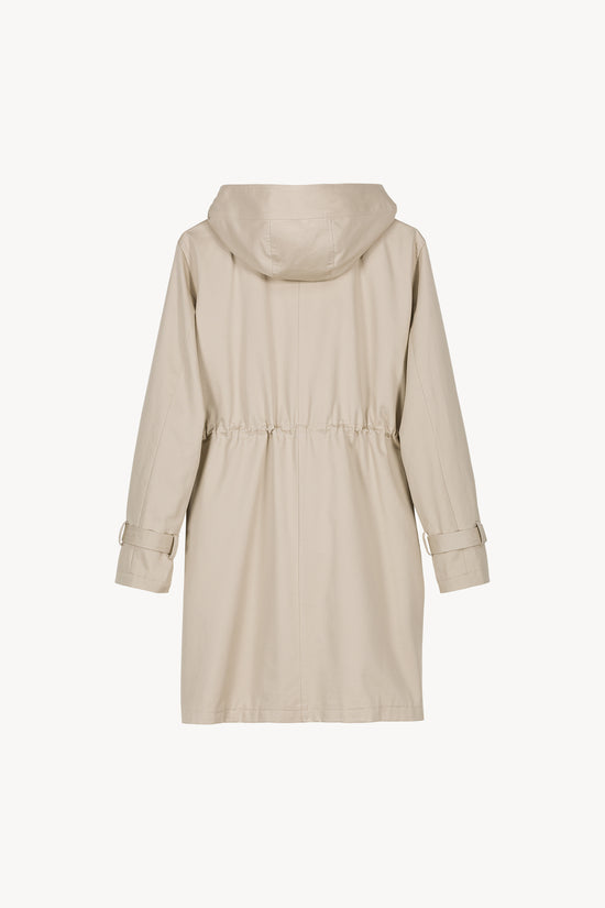 Parka beige à capuche, lien de serrage à la taille et embouts gravés.