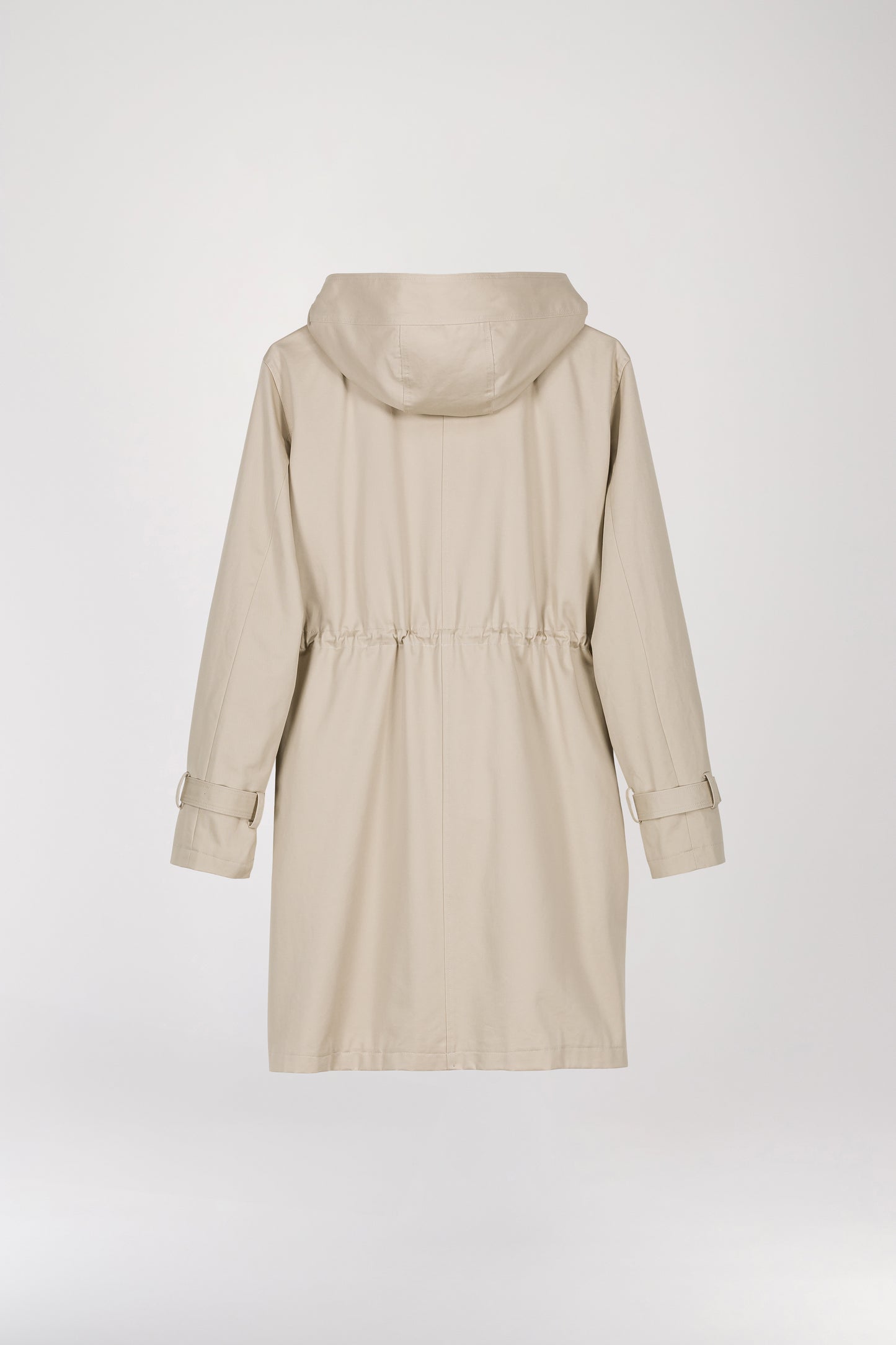 Parka beige à capuche en coton souple allie confort et élégance avec son design épuré. Ses manches ajustables et ses poches pratiques sont complétées par un lien de serrage à la taille avec embouts bijoux gravés, ajoutant une touche de luxe. Sa patte de boutonnage cachée assure une finition soignée, en faisant un choix essentiel pour un style moderne.