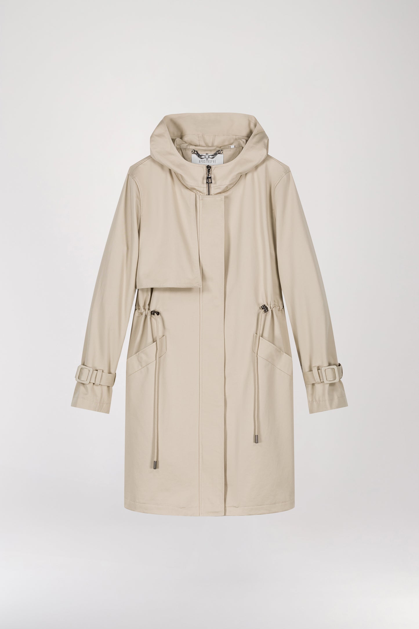 Parka beige à capuche en coton souple allie confort et élégance avec son design épuré. Ses manches ajustables et ses poches pratiques sont complétées par un lien de serrage à la taille avec embouts bijoux gravés, ajoutant une touche de luxe. Sa patte de boutonnage cachée assure une finition soignée, en faisant un choix essentiel pour un style moderne.