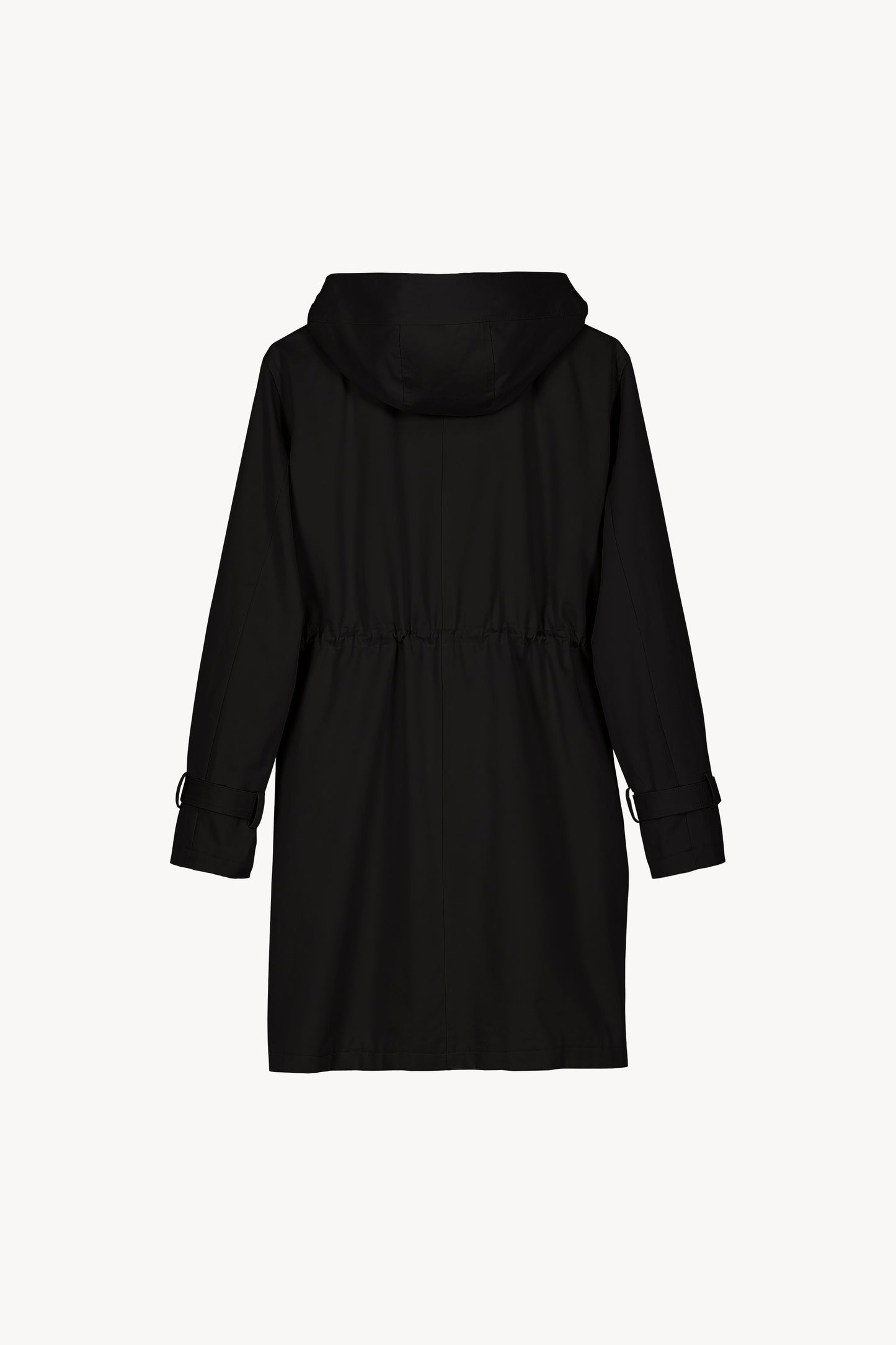 Parka noire à capuche, lien de serrage à la taille et embouts gravés.