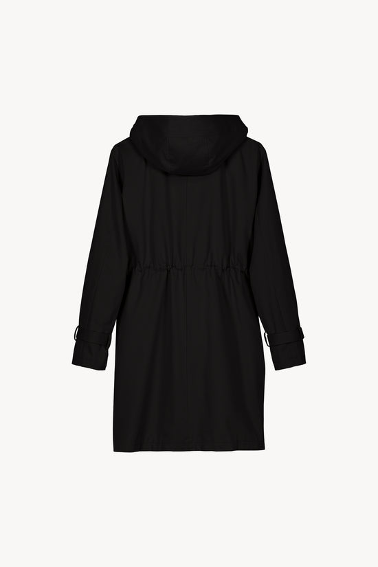 Parka noire à capuche, lien de serrage à la taille et embouts gravés.
