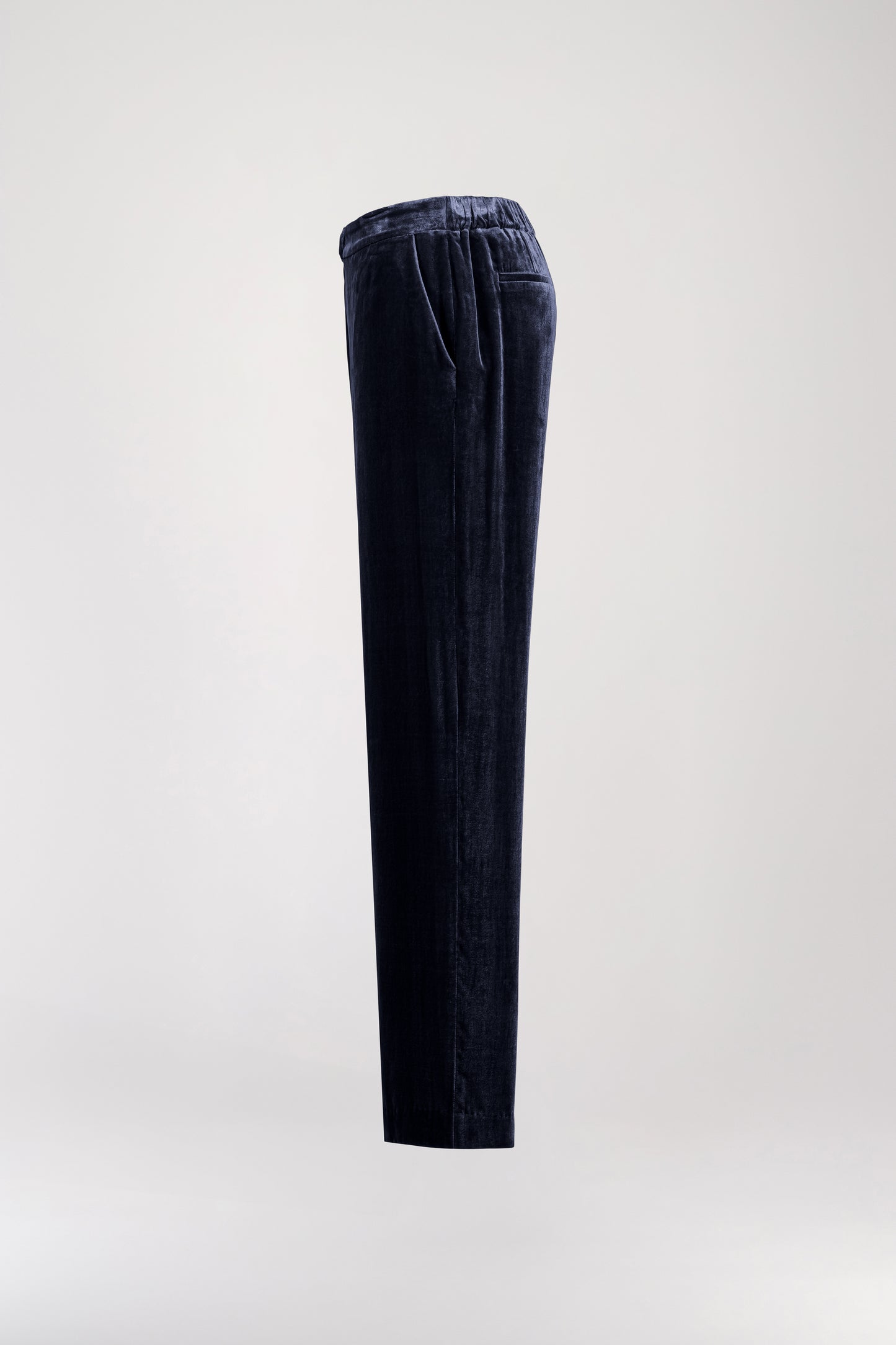 Pantalon droit en velours marine orné d'une taille élastique, poches italiennes et des poches passepoiles.