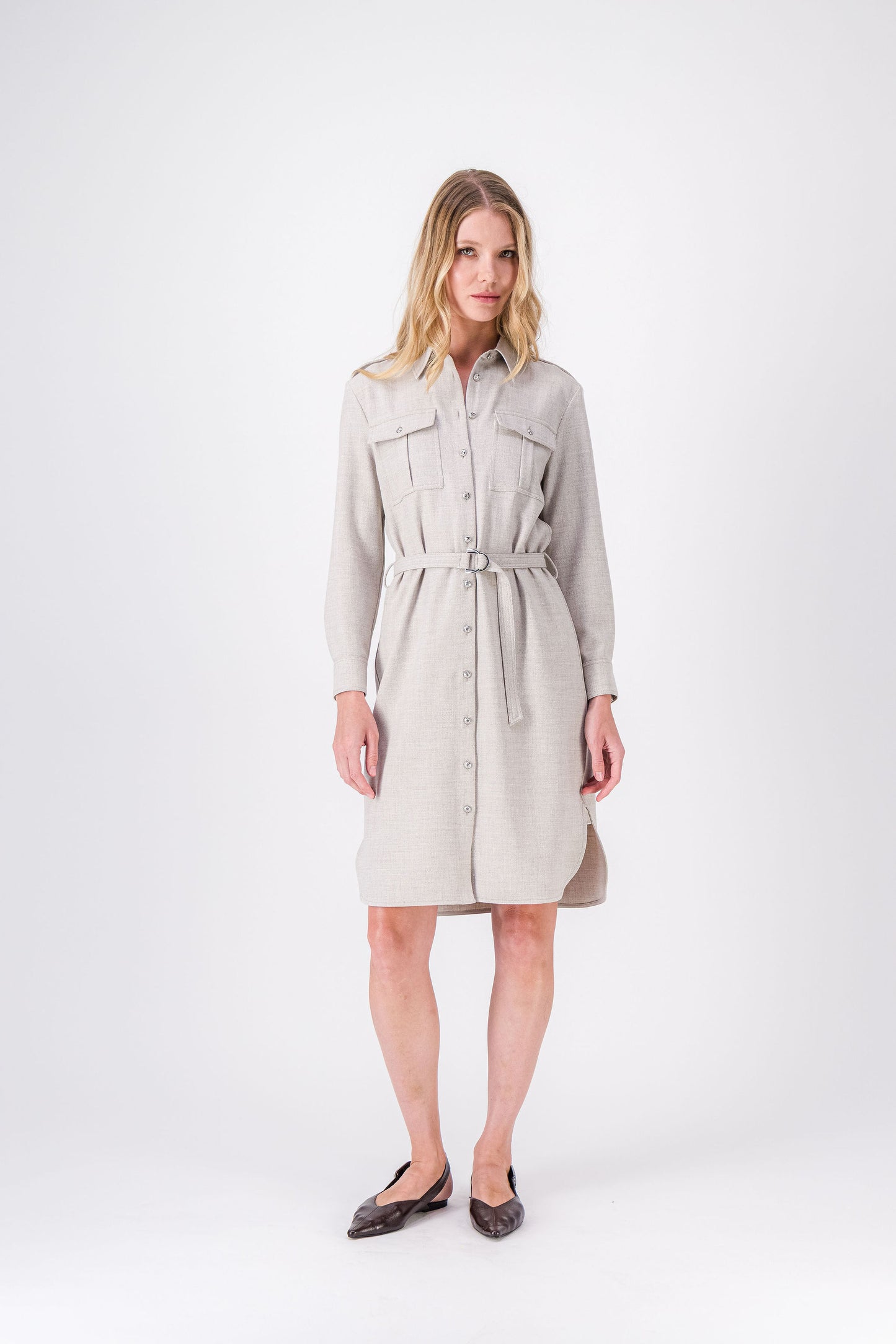 Robe courte béton, élégante et sobre, taille mise en valeur par la ceinture.