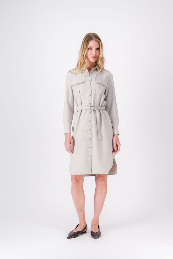 Robe courte béton, élégante et sobre, taille mise en valeur par la ceinture.
