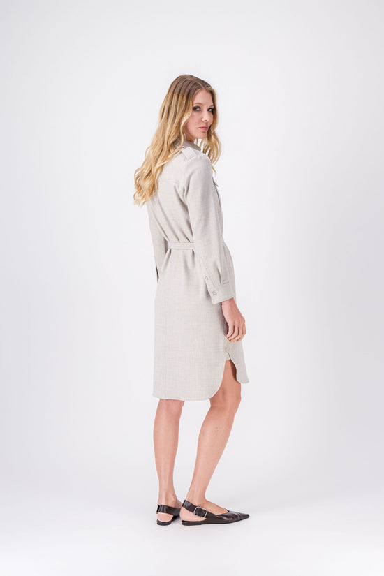 Détail de la ceinture et du col chemise sur une robe courte couleur béton.
