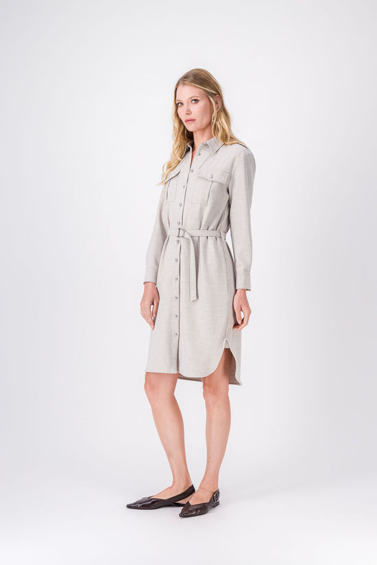 Robe courte couleur béton, col chemise, patte de boutonnage et ceinture ajustable.