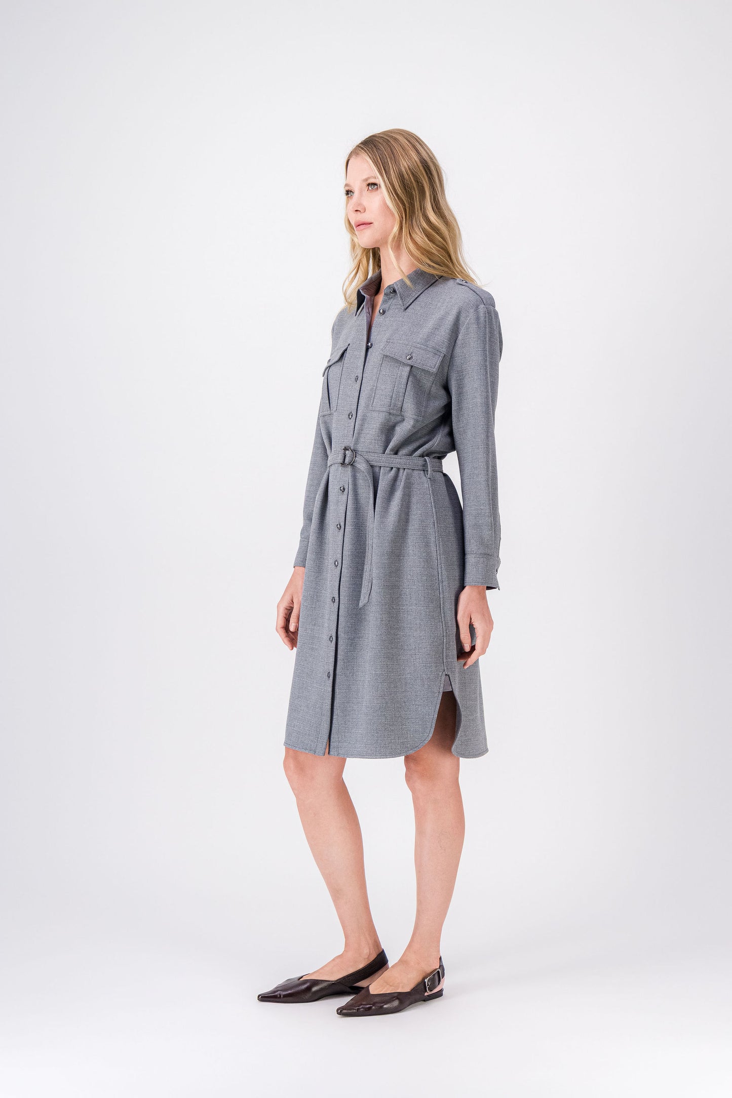 Robe courte gris moyen ceinturée avec détails élégants