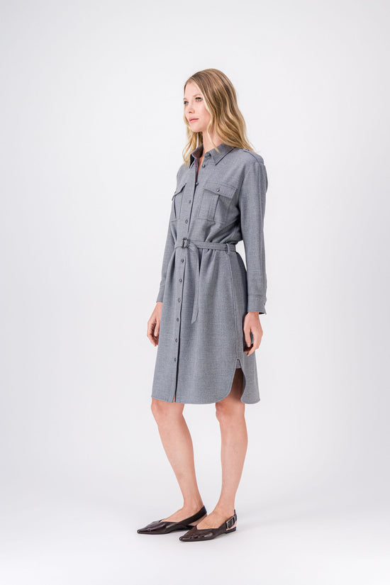 Robe courte gris moyen ceinturée avec détails élégants