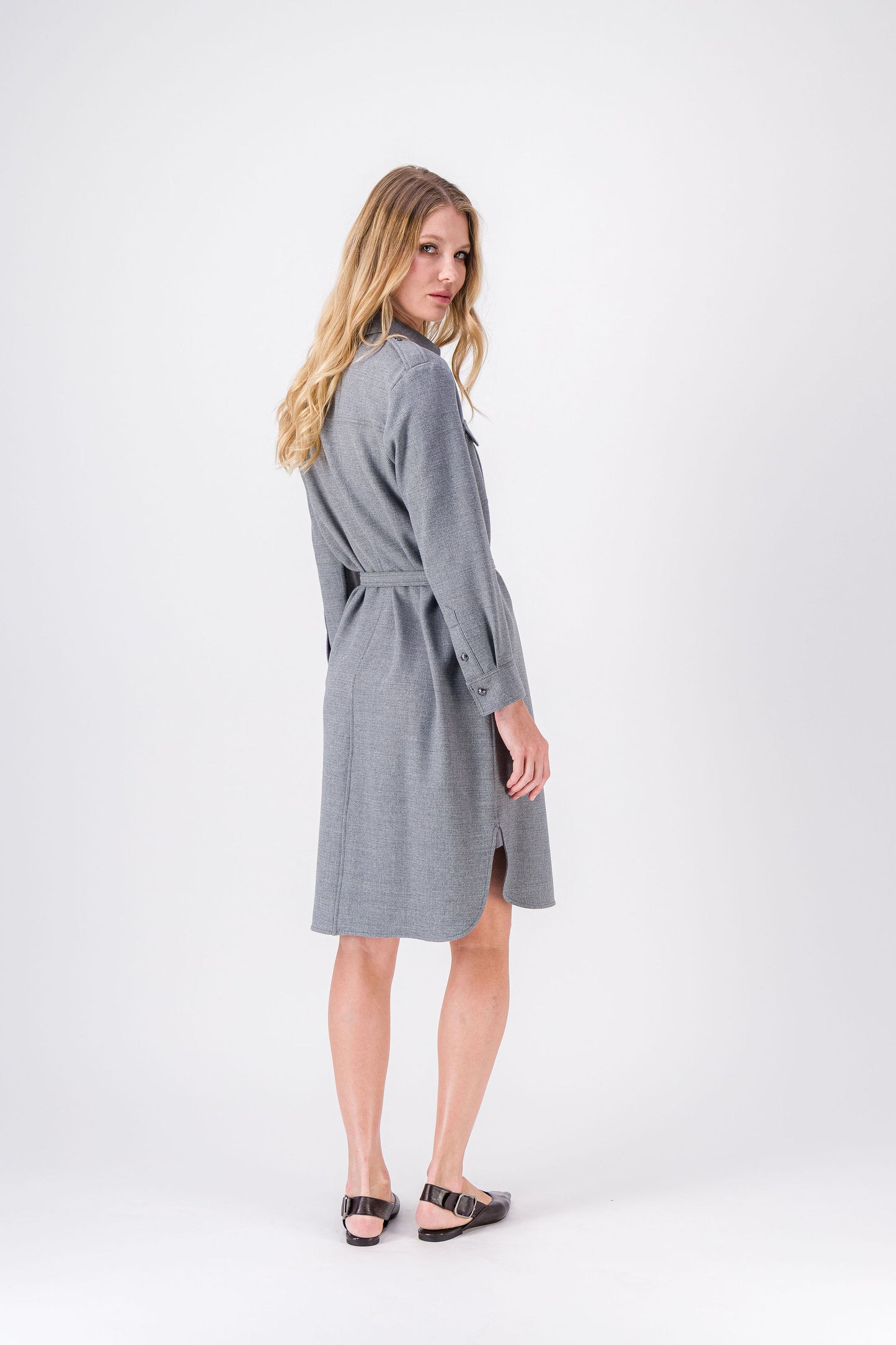 Robe droite grise patte de boutonnage apparente et poches plaquées