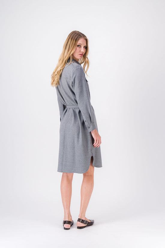 Robe droite grise patte de boutonnage apparente et poches plaquées