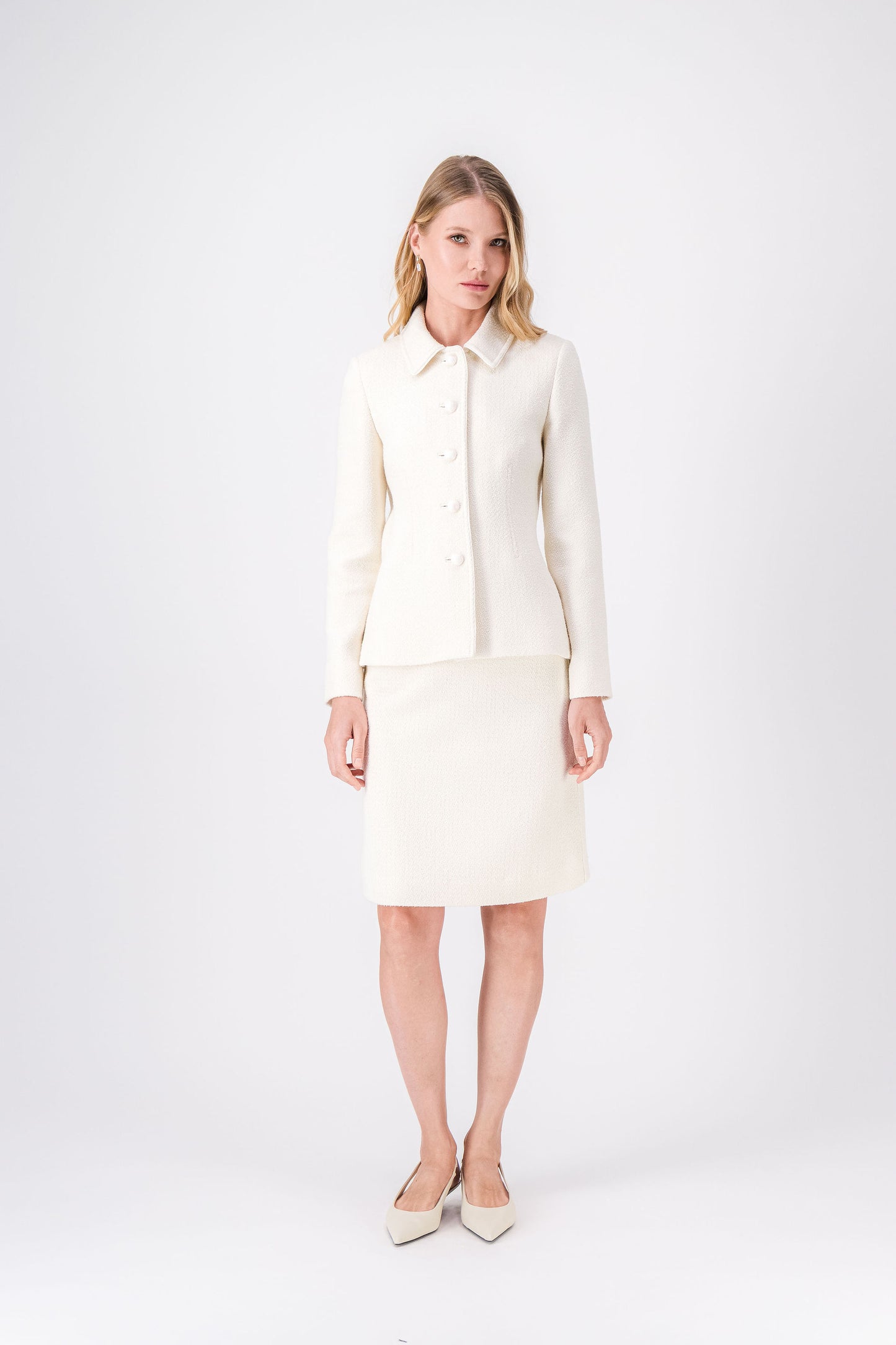 Jupe blanc cassé en tweed, coupe droite et sobre avec ouverture latérale zippée.