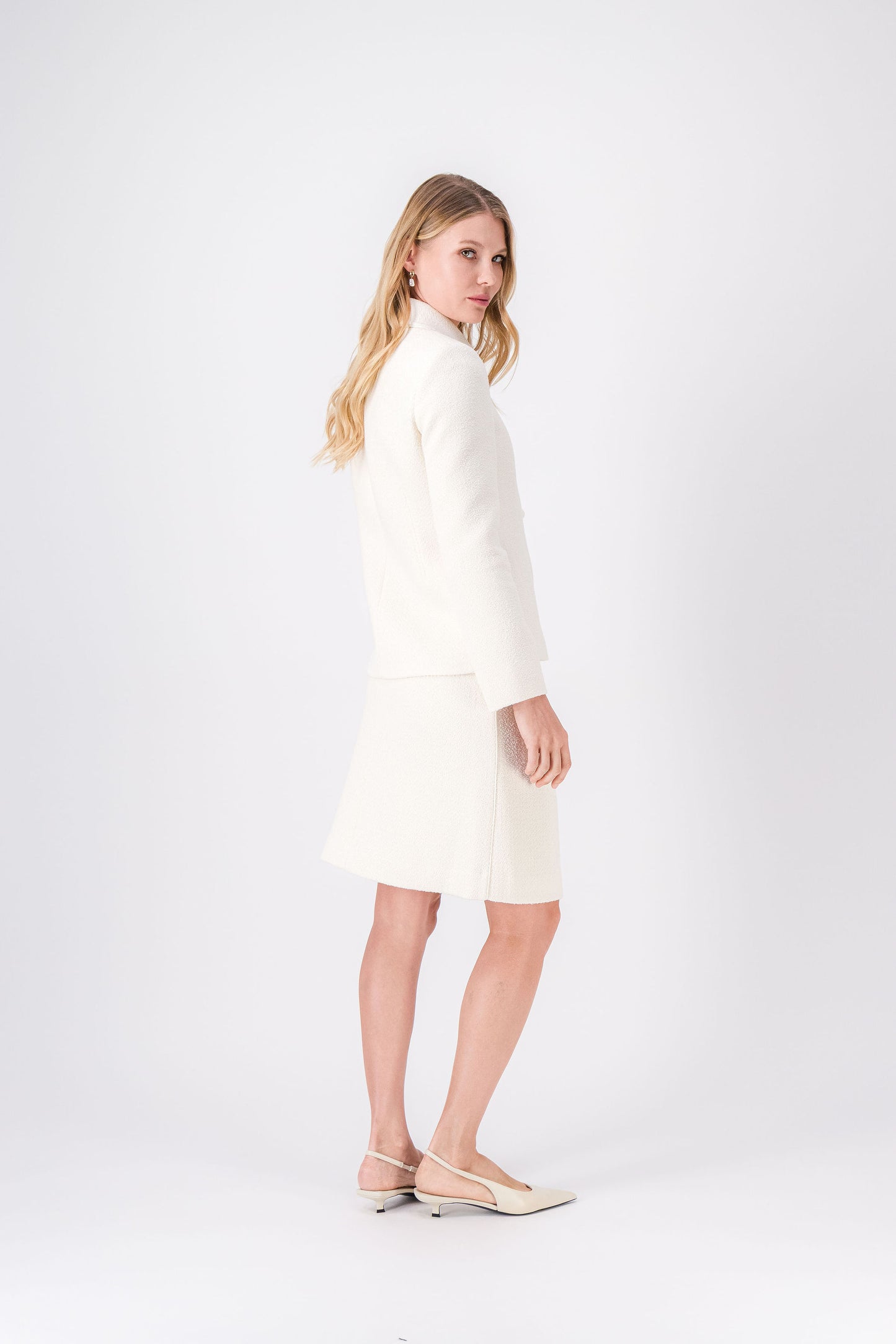Vue de la jupe blanc cassé en tweed, style structuré et polyvalent pour looks chic.