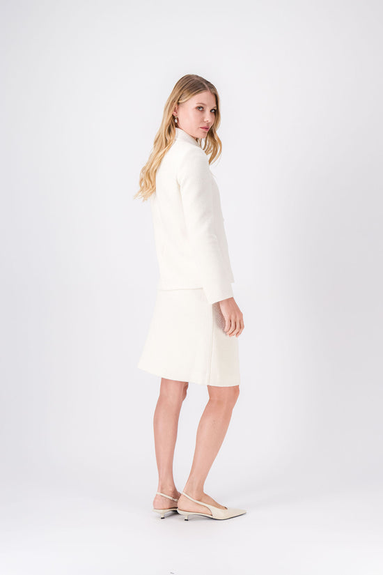Vue de la jupe blanc cassé en tweed, style structuré et polyvalent pour looks chic.
