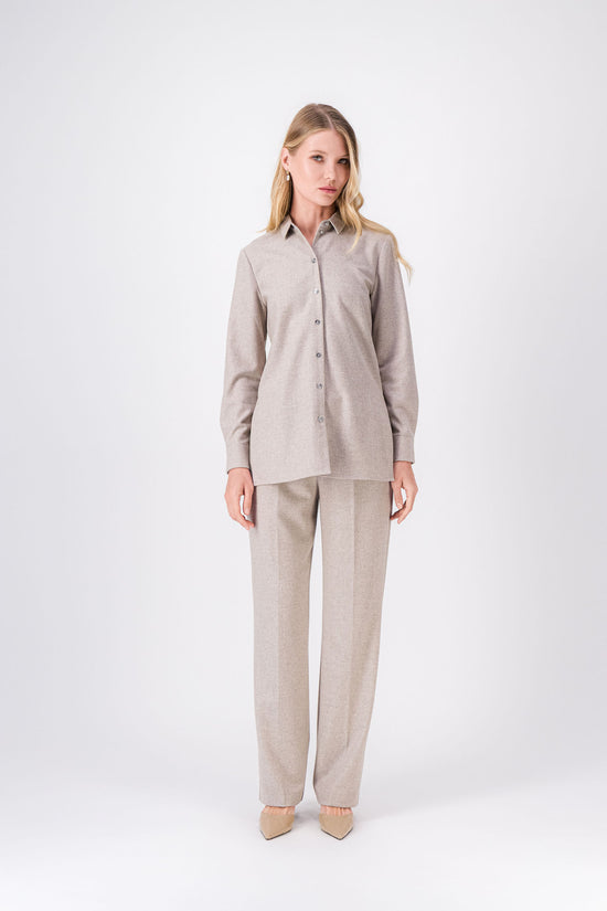 Chemise taupe moyen en laine et cachemire, coupe droite et manches longues.