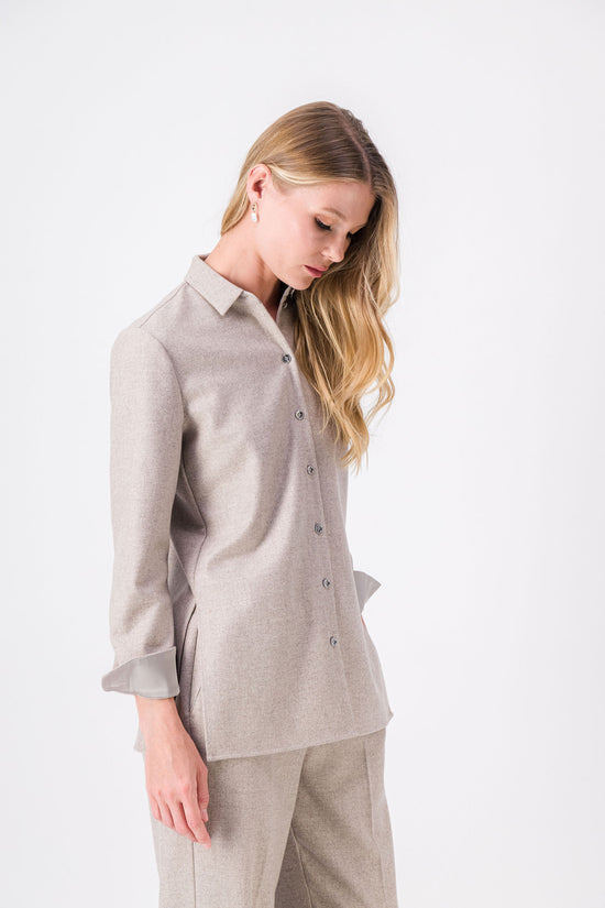 Chemise en laine et cachemire taupe moyen, texture douce et ligne épurée.