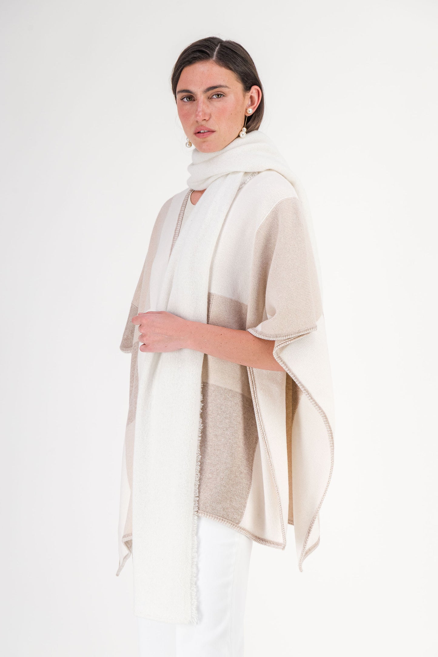 Top droit à col rond en laine mérinos en strass blanc cassé