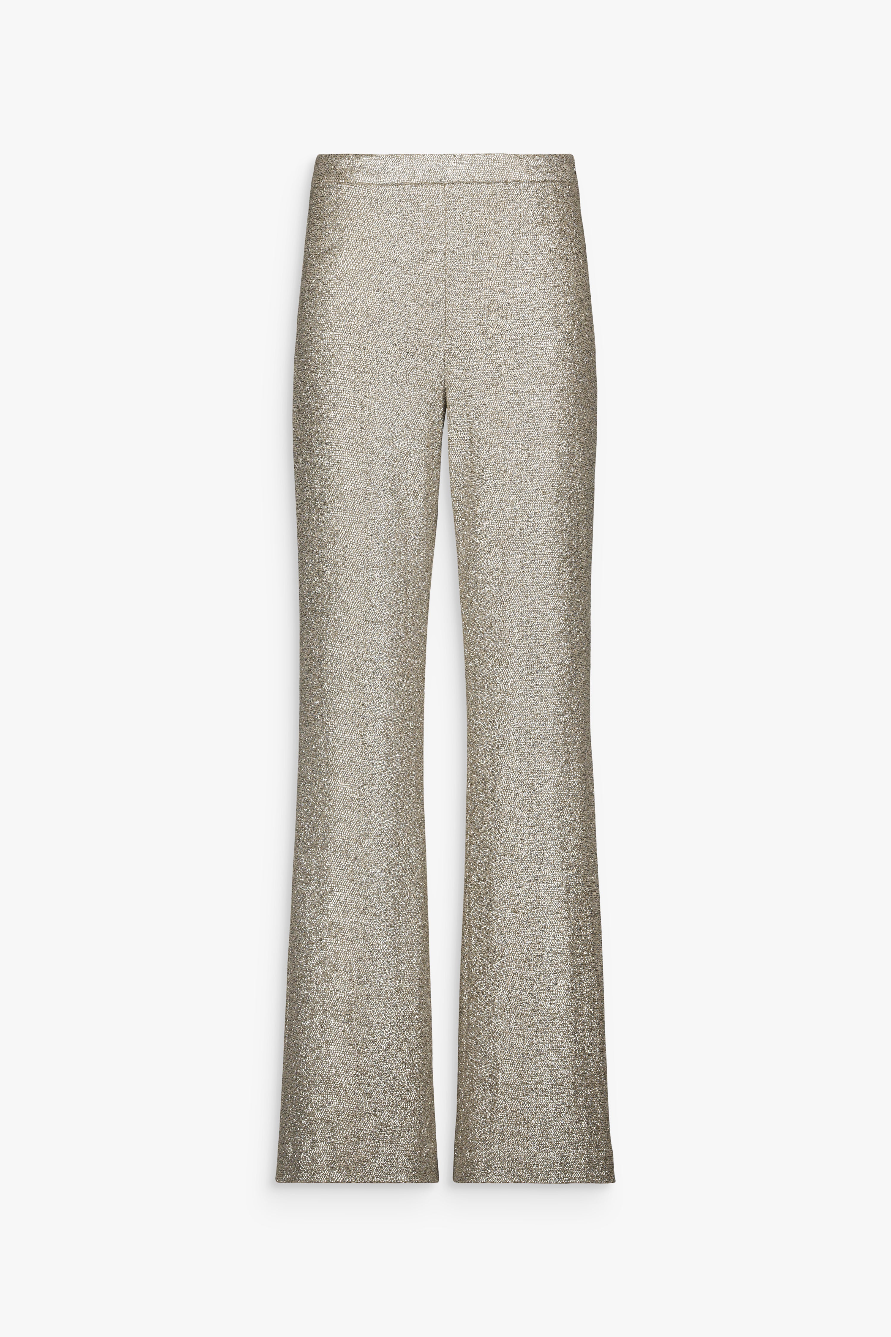 Pantalon en jersey lamé argent coupe droite avec jambes larges légèrement évasées.