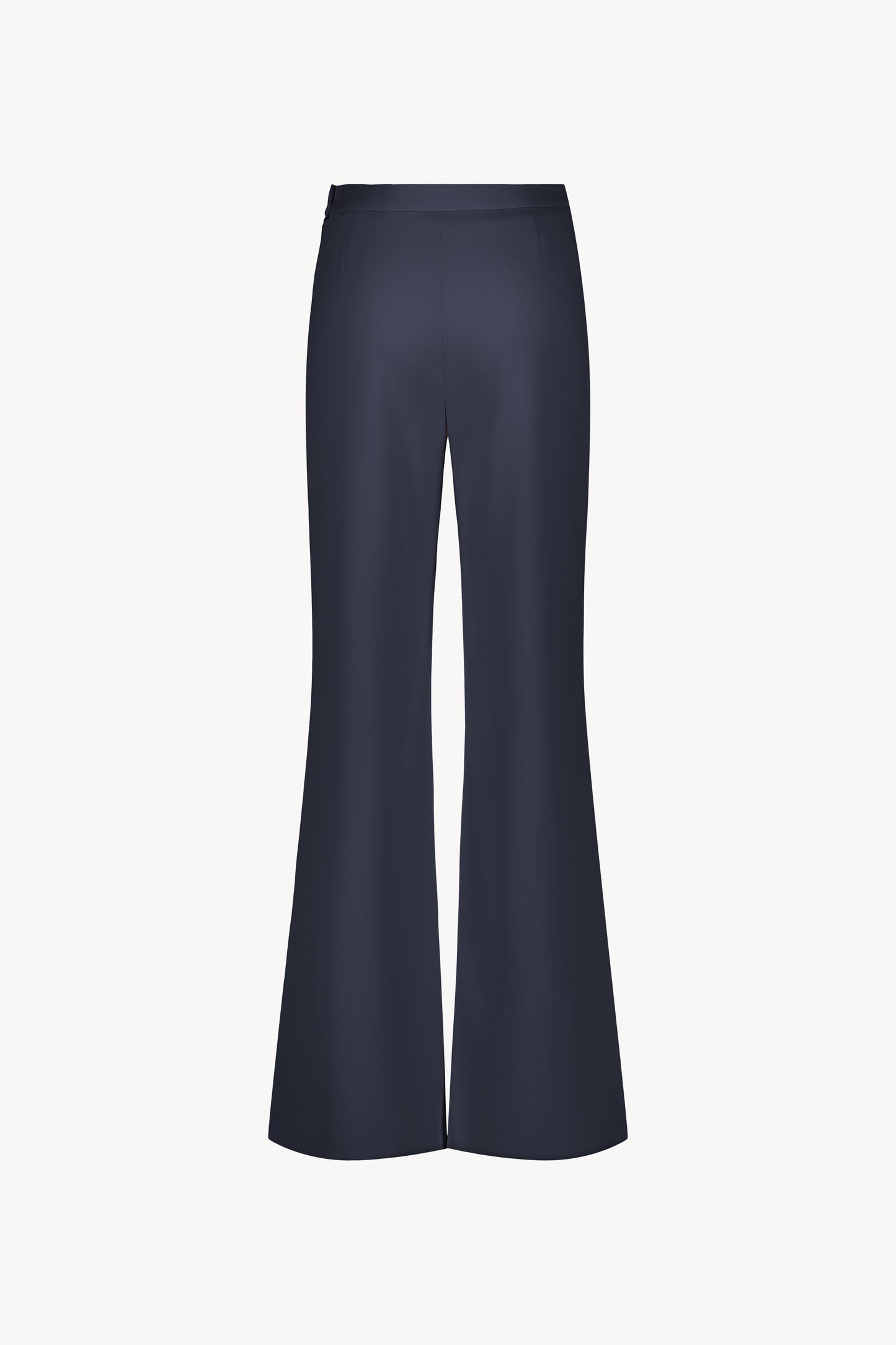 Pantalon marine taille haute à pont. Coupe évasée fluide. Boutons bombés ton sur ton à la ceinture.