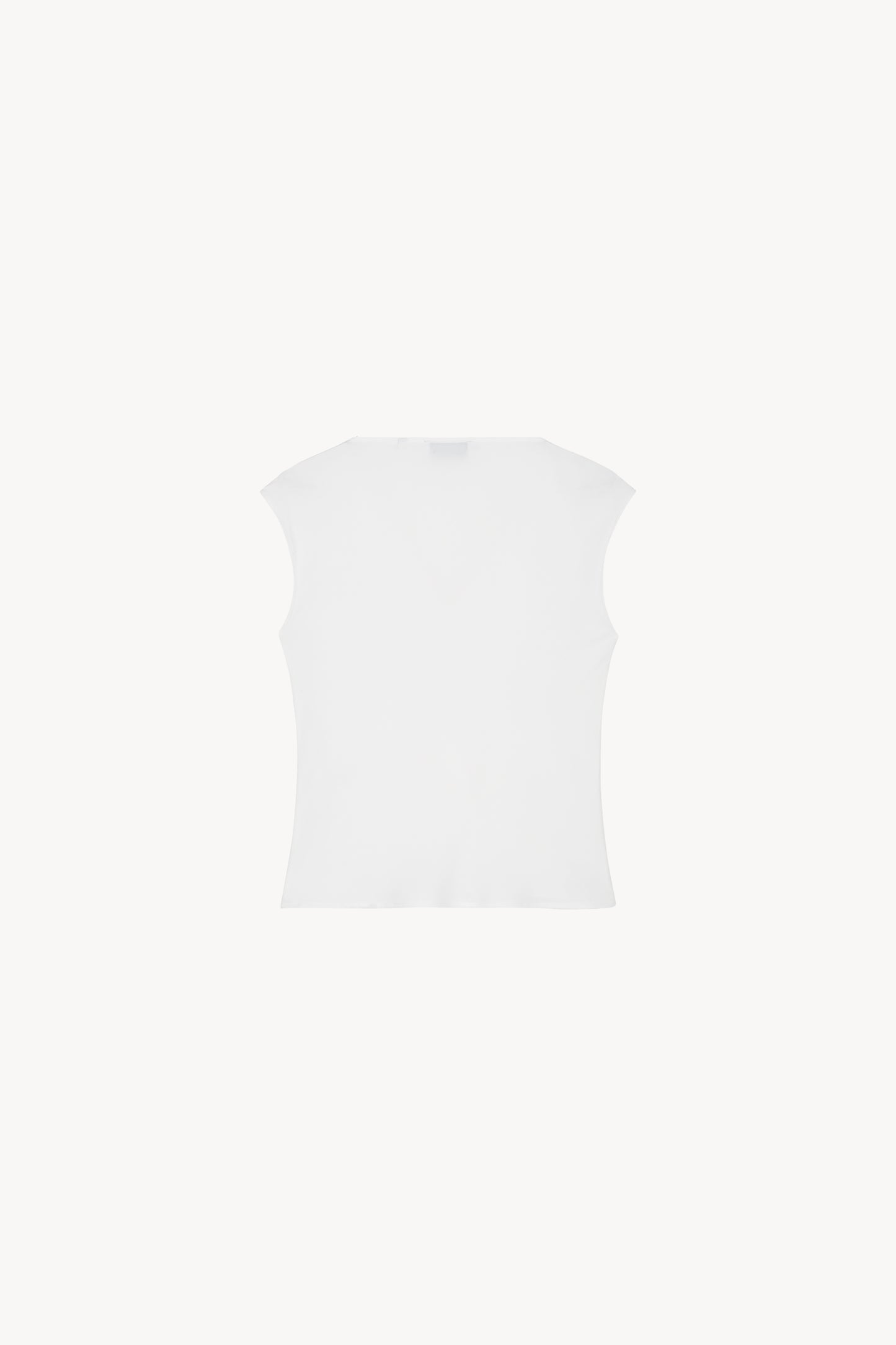 Élégance simple avec ce top blanc cassé à col en V, ses manches courtes et sa coupe fluide.