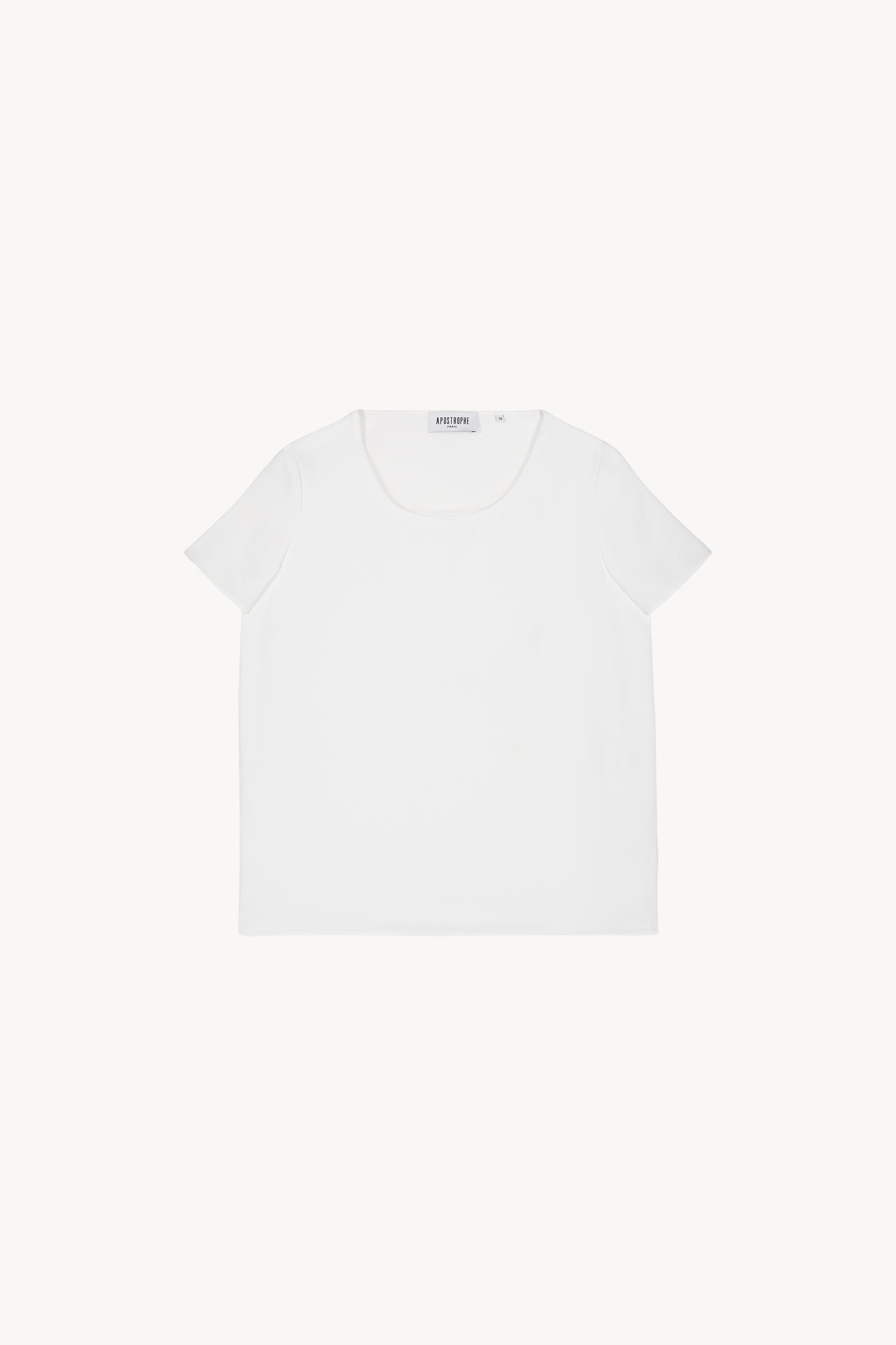 Ce top blanc cassé à manches courtes mise sur l’essentiel. Avec sa coupe nette et sa teinte lumineuse.
