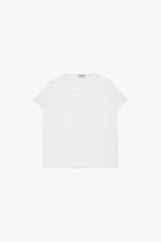 Ce top blanc cassé à manches courtes mise sur l’essentiel. Avec sa coupe nette et sa teinte lumineuse.