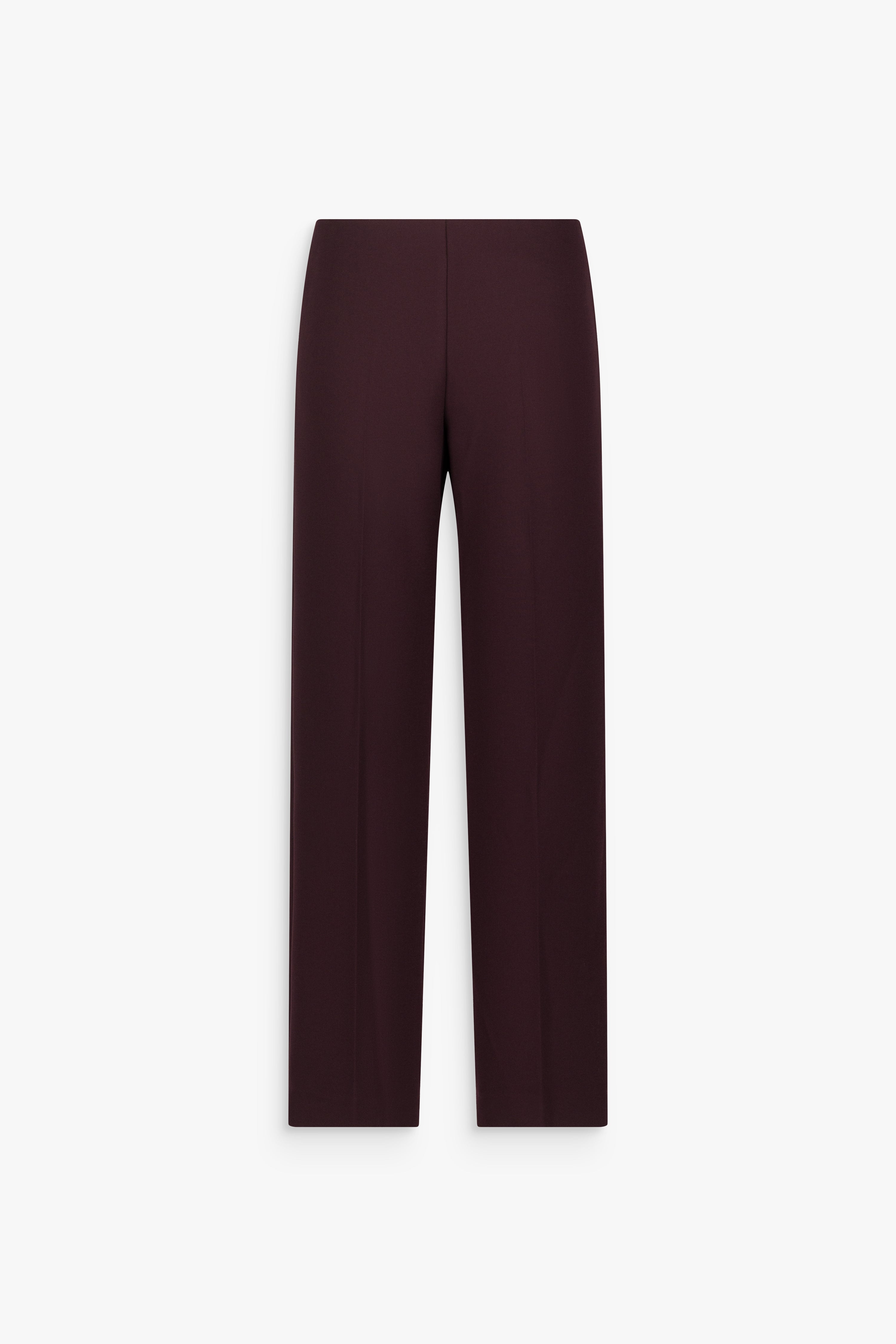 Pantalon droit grenat à taille haute, plis marqués et jambes longues.