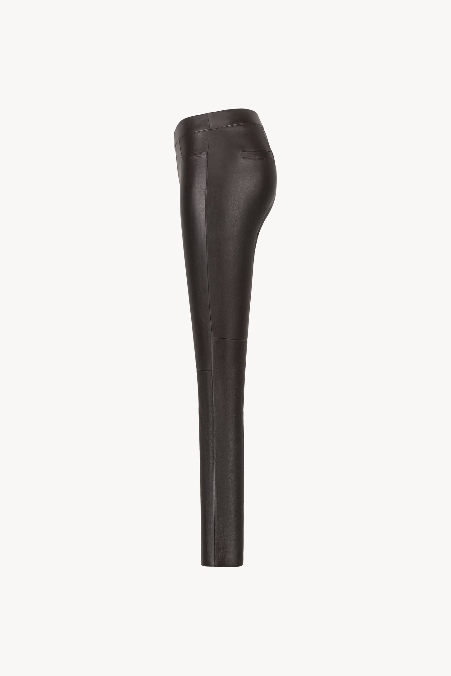 Ce legging en cuir ébène associe confort et style minimaliste.