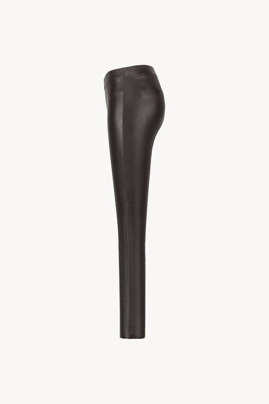 Ce legging en cuir ébène associe confort et style minimaliste.