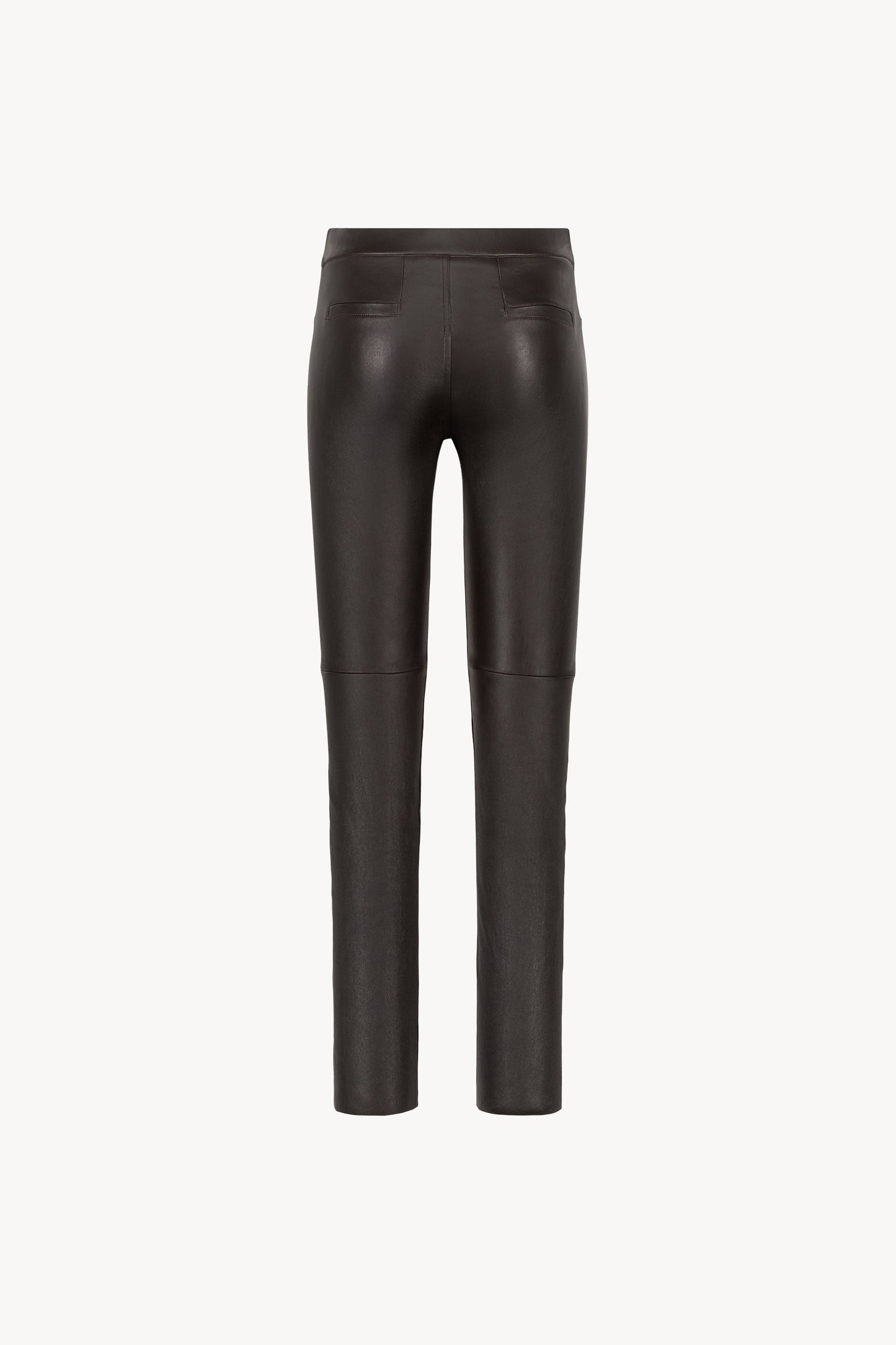 Avec sa ligne ajustée et sa finition sans superflu, ce legging en cuir souligne une féminité moderne et décontractée.