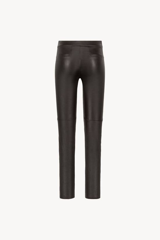 Avec sa ligne ajustée et sa finition sans superflu, ce legging en cuir souligne une féminité moderne et décontractée.