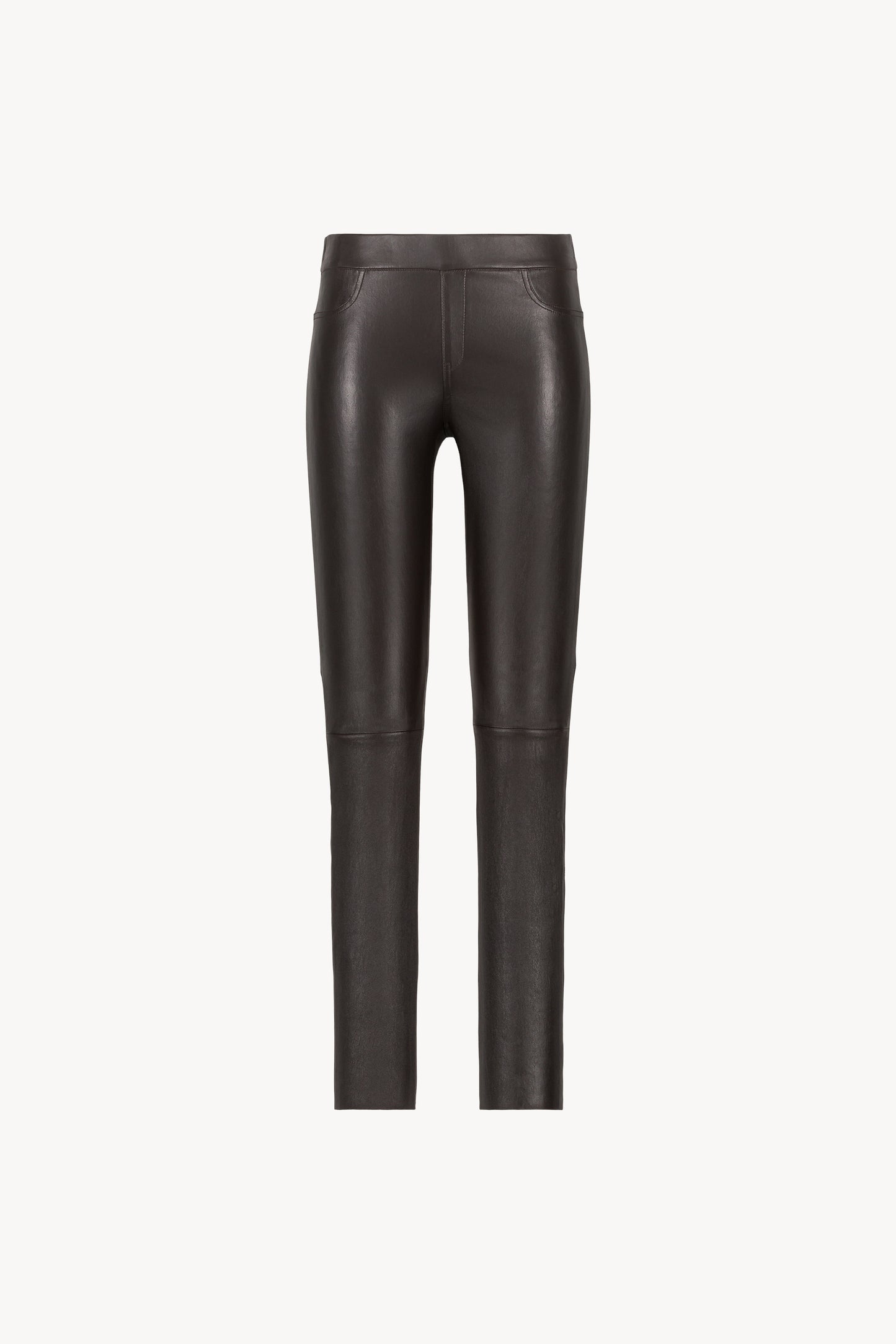 Ce legging en cuir ébène met en valeur grâce à sa coupe sans poches et son cuir lisse .