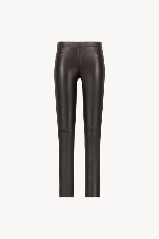 Ce legging en cuir ébène met en valeur grâce à sa coupe sans poches et son cuir lisse .