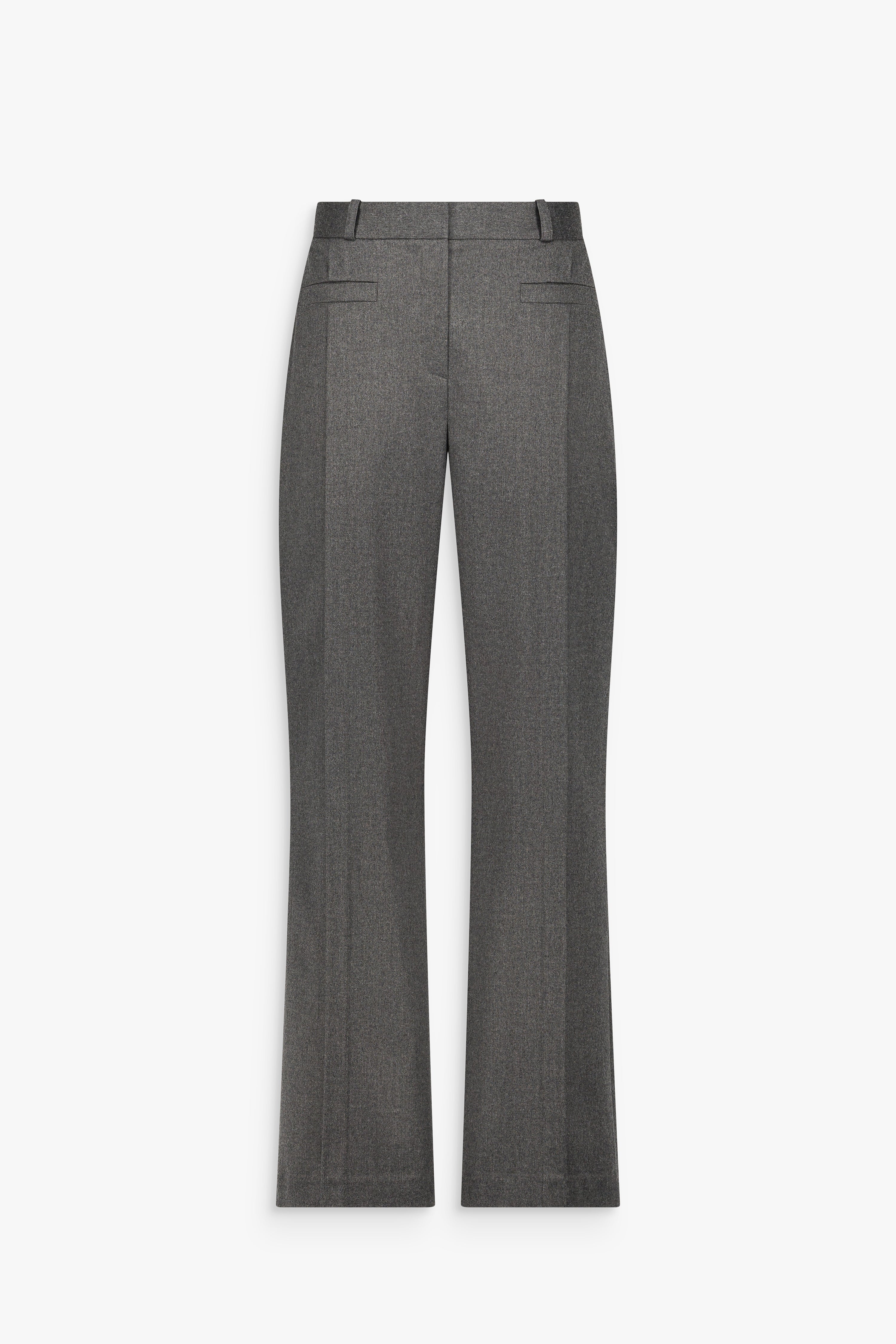 Pantalon droit gris moyen à taille haute, avec pinces sur le devant, plis marqués au milieu des jambes et poches passepoilées.