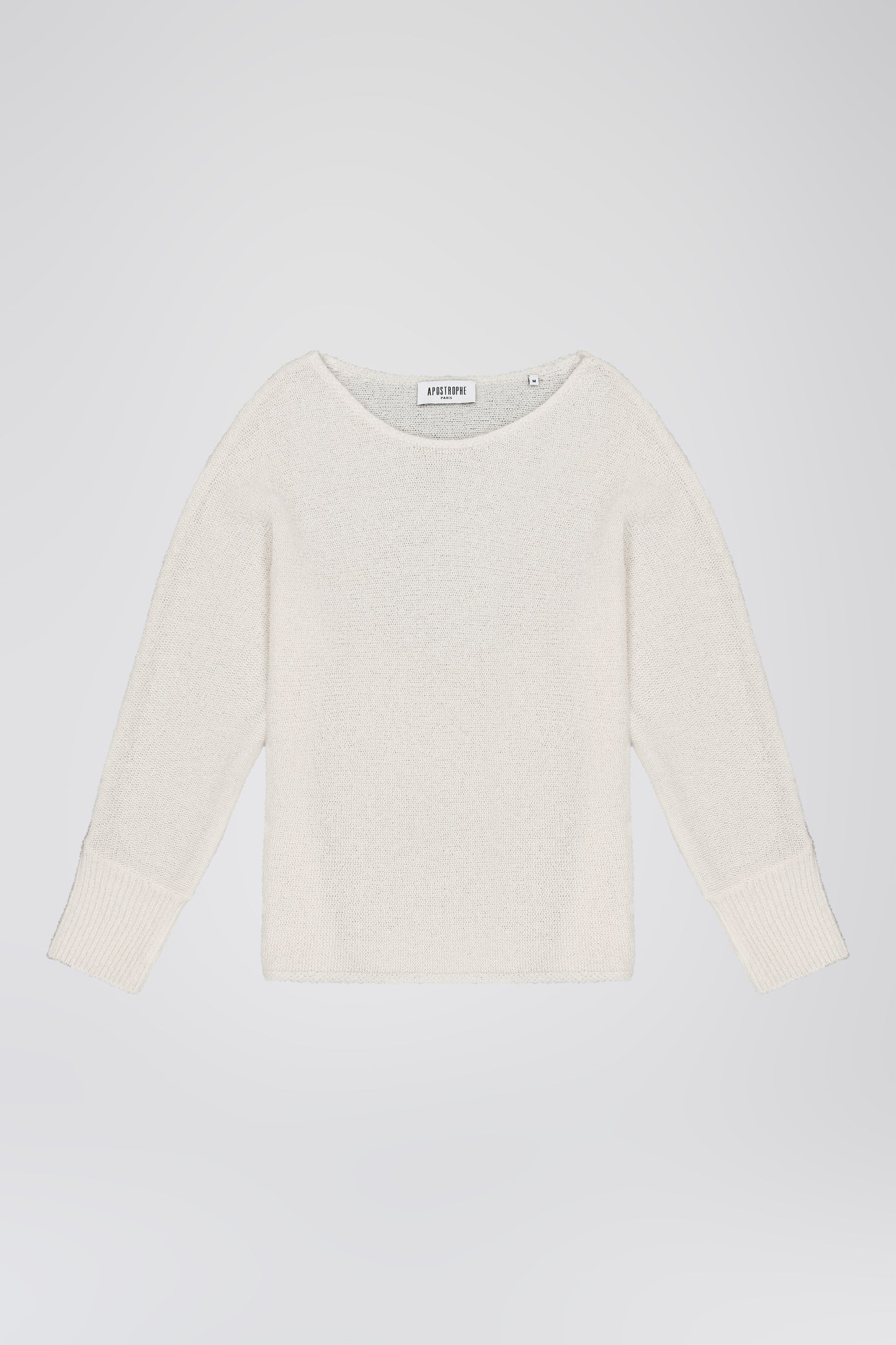 Pull oversize en maille soufflée, col bateau et manches chauve-souris. Confort et style chic pour un look décontracté.